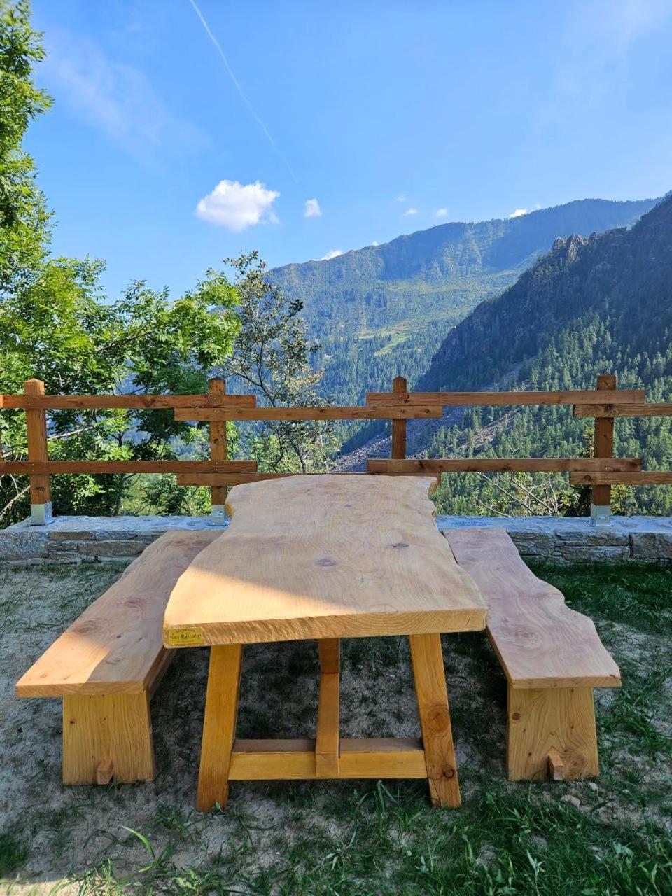 שאמפורשה Il Castello Nel Bosco, Appartamento Torrente מראה חיצוני תמונה